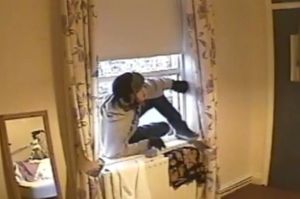 Burglar-caught-red-handed-on-CCTV